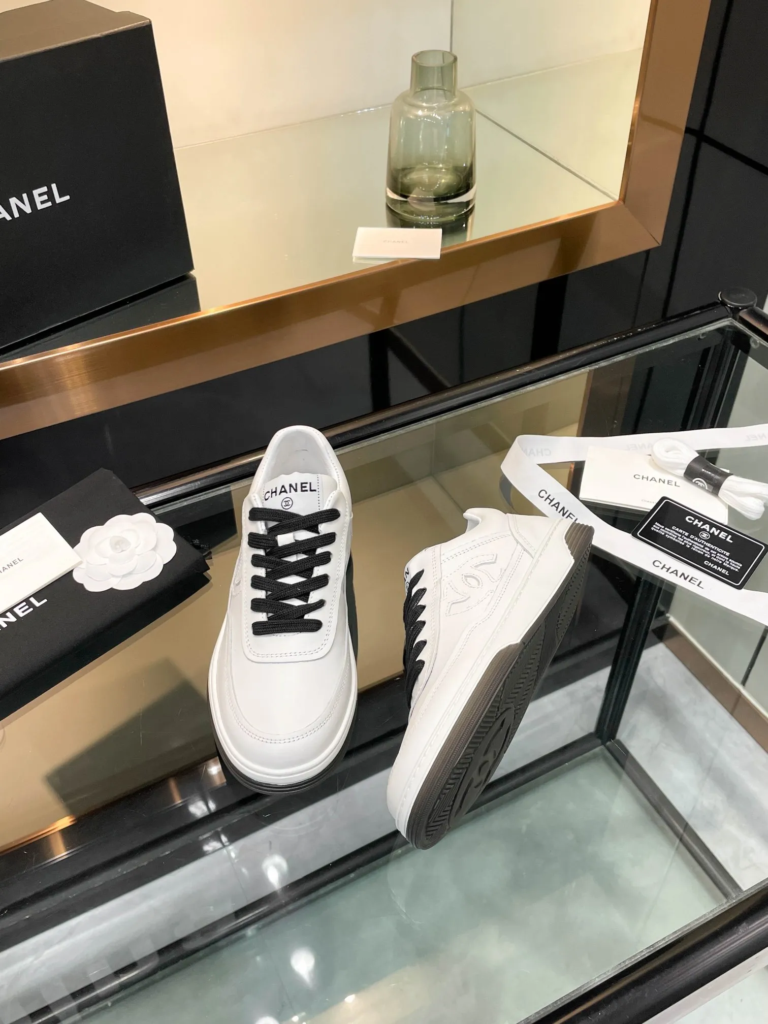 👟👟Ex-factory price 520👟👟Chanel Chanel 25SF latest model full leather panda color white shoes casual sports shoes skateboard shoes original purchase and development production Xiaoxiang C Home Another super popular item in the counter, loved by Internet celebrity bloggers and sisters, and various praises on social platforms. It is very popular, has a high texture, is breathable and super spring and summer. Seeing this issue always arouses the inner desire of girls for fashion. The latest suede material, classic black and white color, full of fashionable feeling on the feet, easy to care for. Fabric: Original customized imported cowhide material. Lining: Customized soft sheepskin lining. Sole: Original molded TPU non-slip outsole. Bottom thickness: 2.5CM. Size: Women's size 35-40 (custom-made sizes 40 are non-refundable)